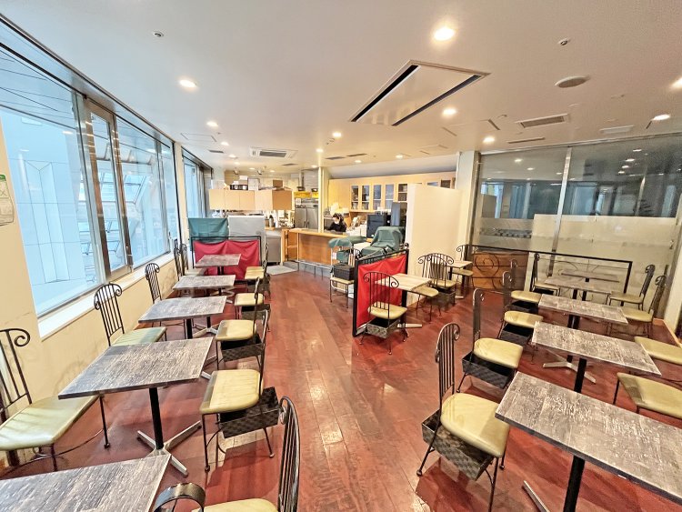 窓が広く、自然光がたっぷり入る店内。