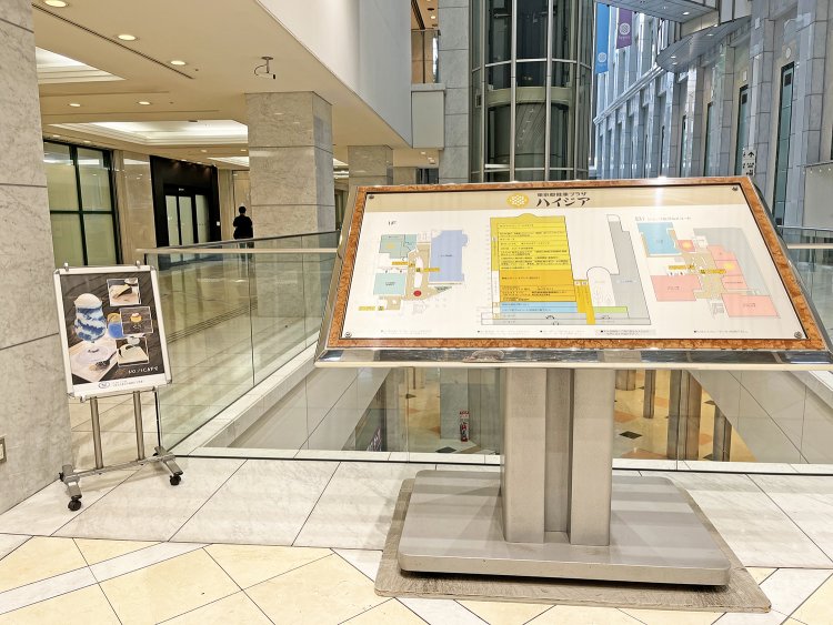 1階入り口の館内インフォメーション。隣に『No.13cafe』の案内がある。エレベーターは4階に止まらないのでエスカレーターで向かう。