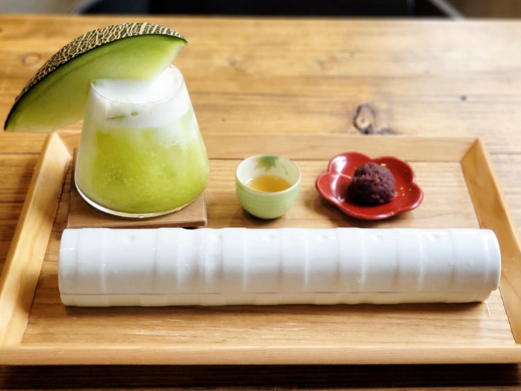 季節限定 ひんやりメロン白玉 770円、メロンミルク 630円。