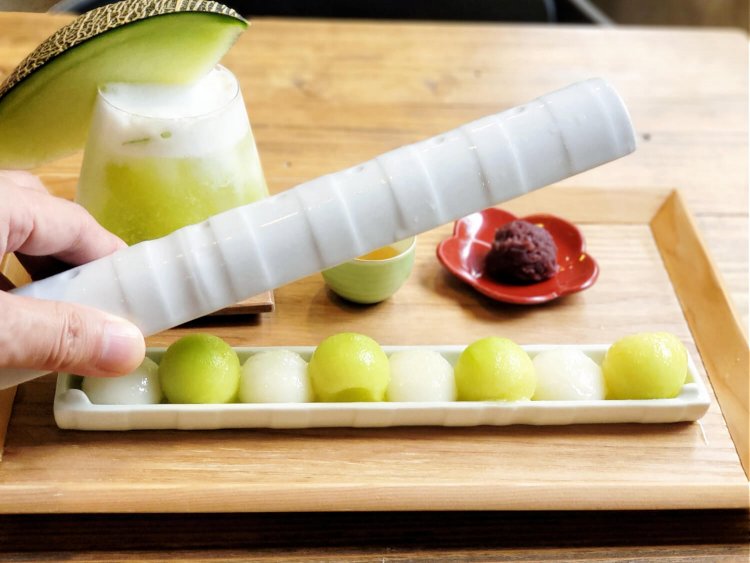 季節限定 ひんやりメロン白玉 770円、メロンミルク 630円。