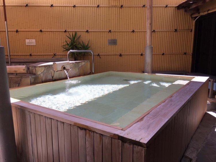 明るく開放感があり、ヒノキの香りが心地いい檜湯。