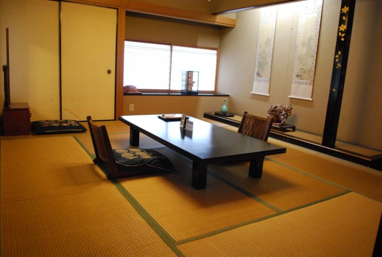一人でも利用できる有料の個室。畳の上でくつろげるのもいい。