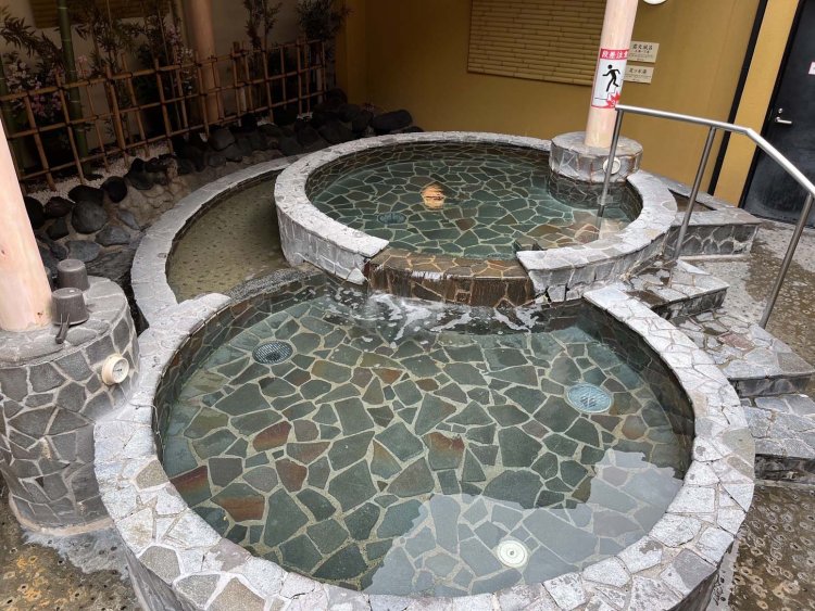 「さっぱり湯」の円形露天風呂は上段の湯が下段に流れる上下2段の湯船。