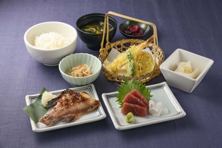 焼き魚、三浦まぐろ使用の刺し身、天ぷら、小鉢などがセットになった焼き魚御膳1580円。