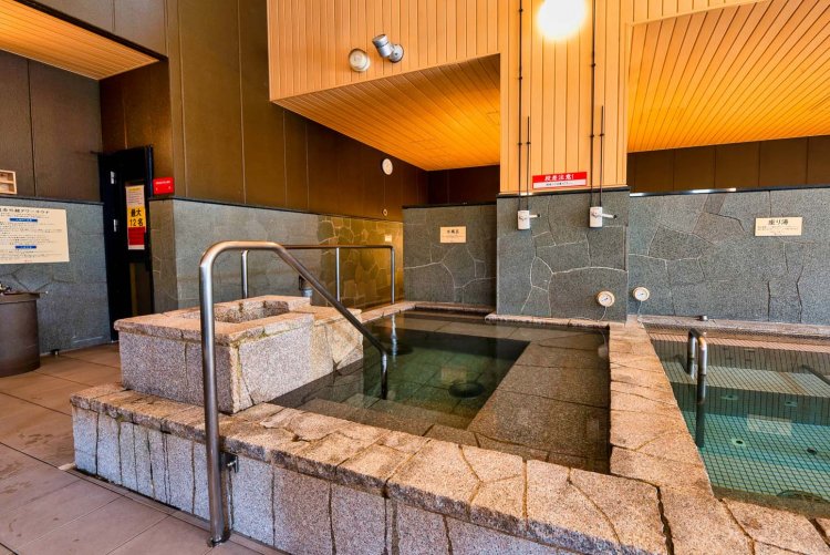 ナノ水を使ったしっとり湯の水風呂。16℃の低温なのでサウナファンに評判がよい。