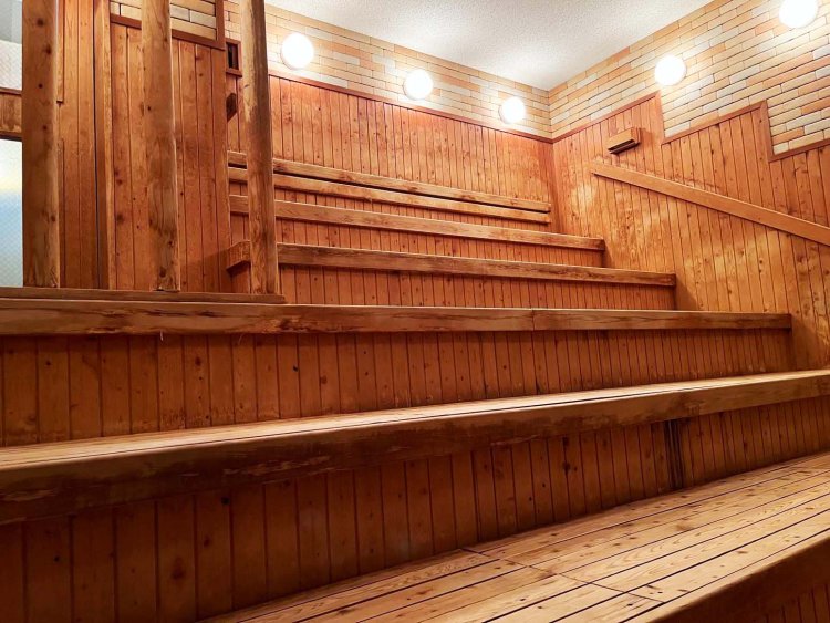 タワーサウナでは、麦飯石が遠赤外線とミネラルを放出し、新陳代謝を促し、血液の循環をよくする。