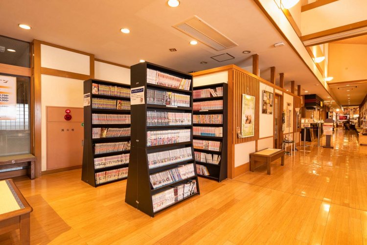 約2400冊がそろうコミックコーナーで湯上がりのひと時を過ごす人も多い。