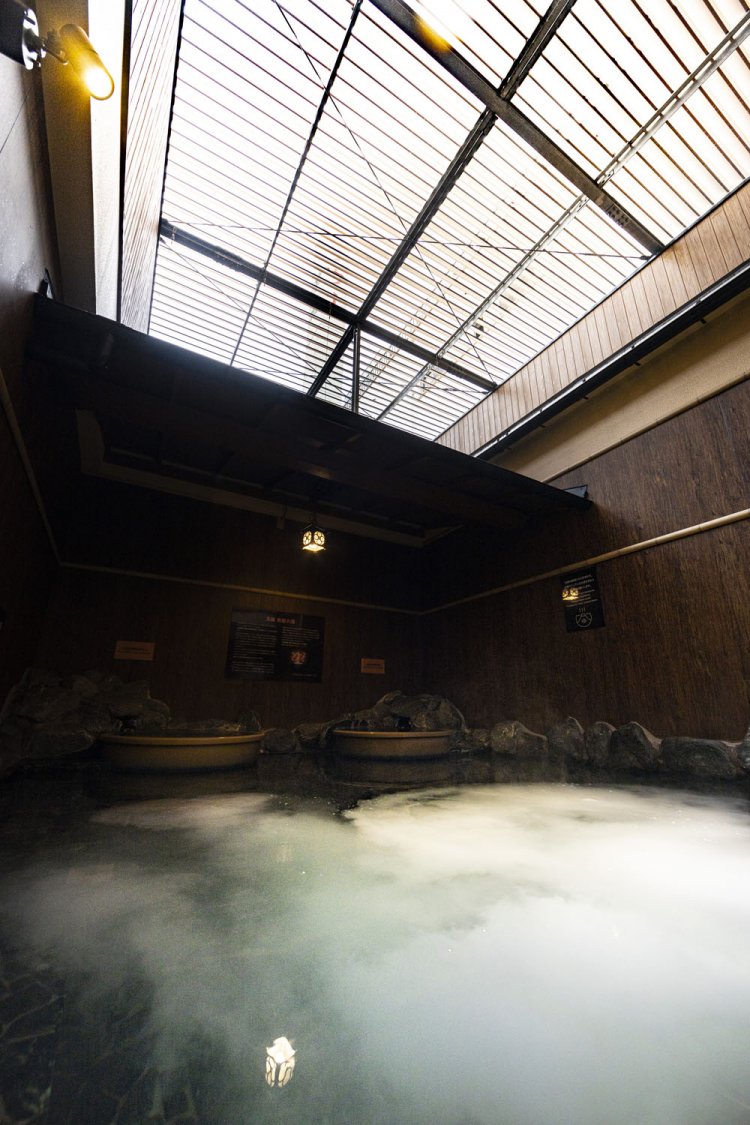 広い露天の岩風呂はナノファインバ ブルを混ぜたシルキー風呂で、瓦屋根と吊り行灯の下に壺湯が鎮座。男湯からスカイツリーも望める。