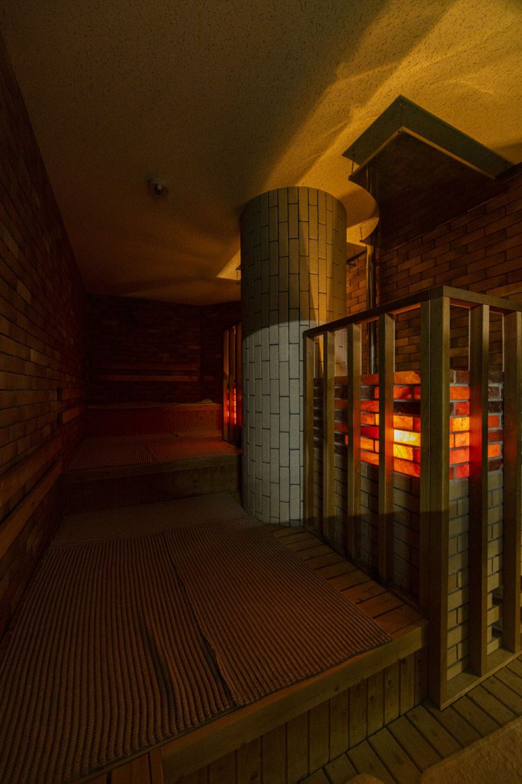 女湯サウナの岩塩ブロック積みに気持ちが和む。