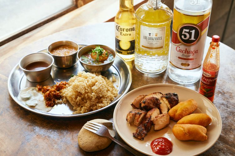 キャベツとムング豆、チキンだんごなどが並んだカレープレート 1300円、ジャークチキンプレート 1000円（取材当日のメニュー）。