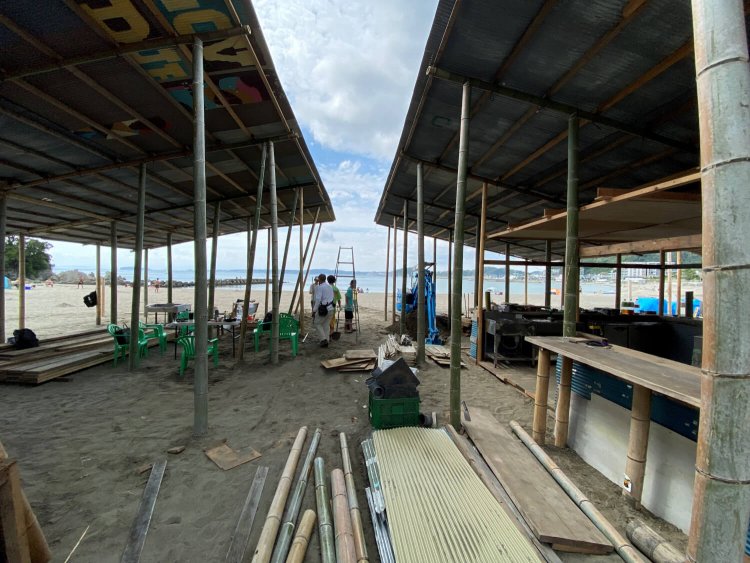 建設中のOASIS。（写真提供：海の家OASIS）