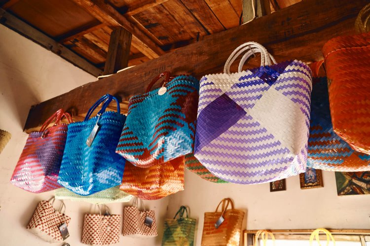 陸の家で販売中の雑貨。1つ買うと苗木1本がオランウータンを守るために寄付されるカゴバック 3300円～。