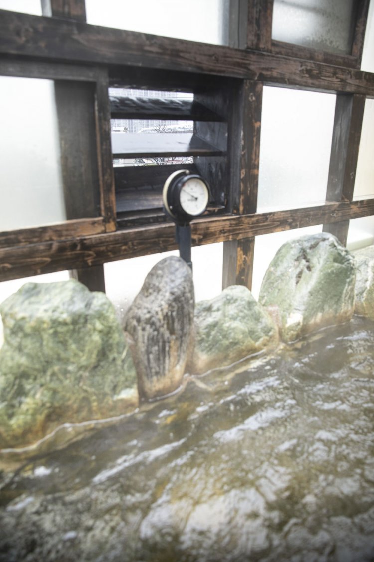 往来する新幹線を覗き見られる3階露天風呂。空も高く、さながら空中風呂だ。