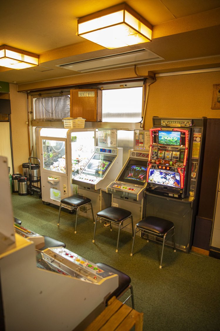 昭和なゲーム機で楽しむ大人も少なくない。絵本コーナーあり。