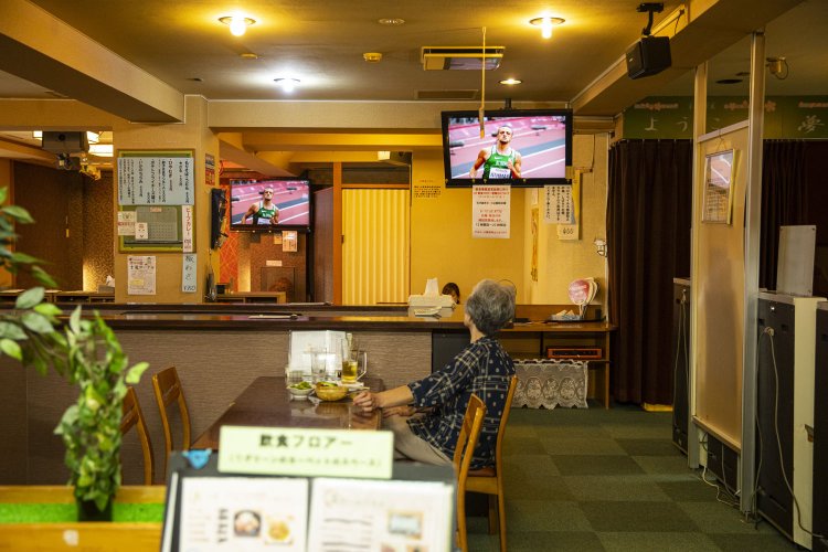 2階の飲食フロアは、生ビール500円のほか、昔懐かしいラーメン550 円、唐揚げ350円などが充実。座敷席も広々。