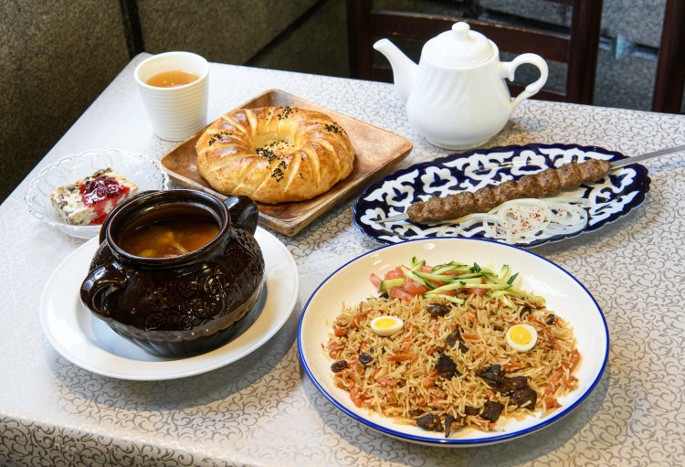 右下から時計回りにプロフ1100円、コザ・ショルヴァ1200円、ヴァタニム550円、緑茶550円、ノン440円、キーマシャシリク550円。