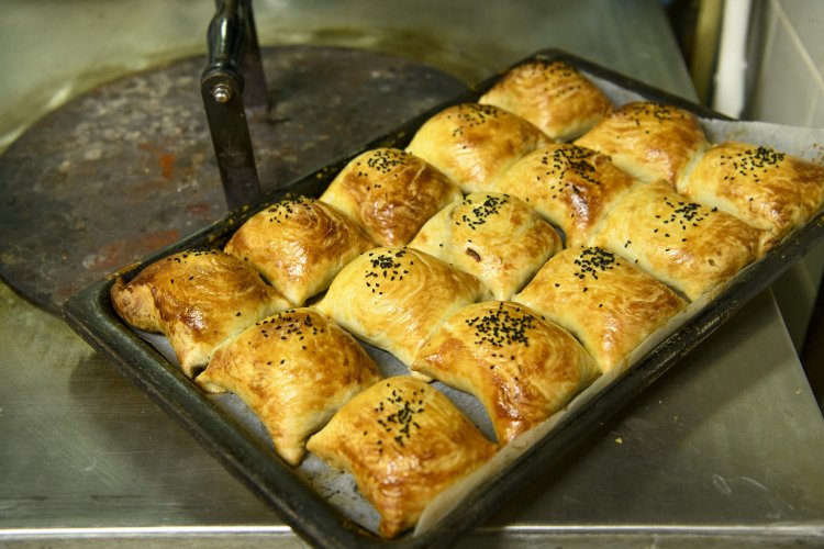 テイクアウトもばんばん出るワラカサムサ３３０円は牛肉と玉ねぎがみっちり。