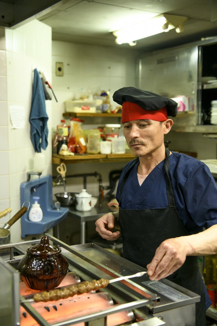 スカウトされ来日したばかりのシェフ。シャシリクを焼く機械でショルヴァも煮込める。