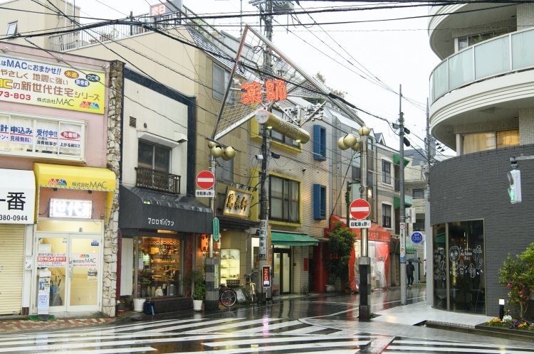 新井薬師前駅と中野駅の間あたりに広がる商店街「薬師あいロード」の中に店はある。