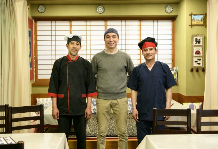 ベキゾドさん（中央）と、シェフのダジバエフさん（右）、アバズマトフさん。