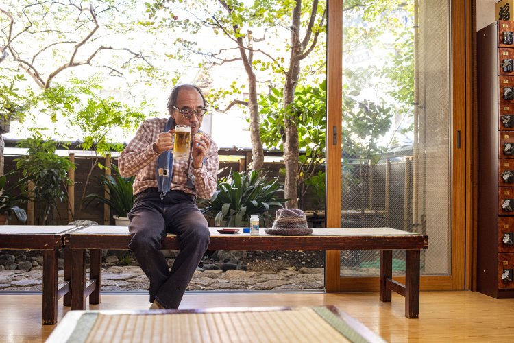 セルフの生ビール500円、ゆで卵50円は湯上がりのお楽しみ。2階にマッサージチェアと畳敷きの休憩スペースもある。