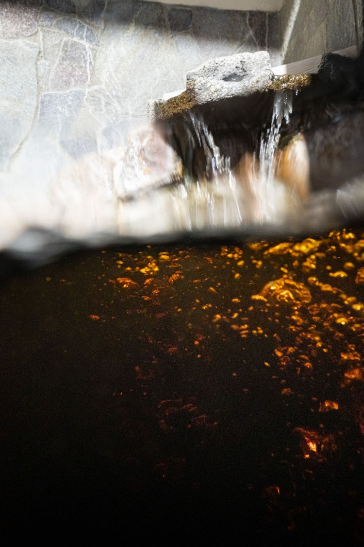 黒湯は澄明だが、濃厚ゆえに足元は見えない。