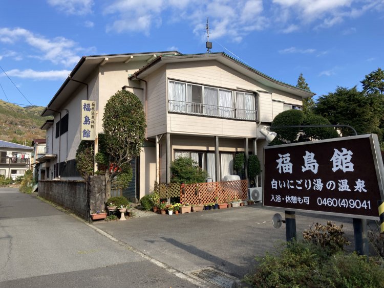 住宅地の中に立つ家庭的な雰囲気の宿。