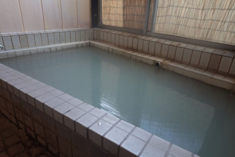 風呂は男女とも定員3名ほどのこぢんまりした浴槽だが、白濁の湯が満喫できる 。