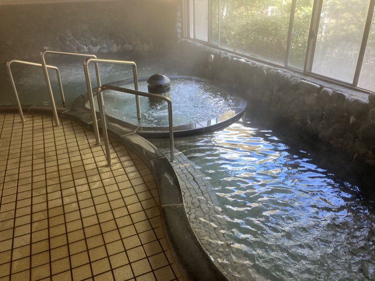 風呂の造りは男女ともほぼ同じで、内湯は湯船3つとサウナも設置。