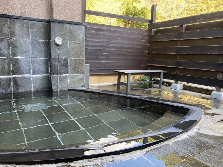 森林を望む露天風呂。別に陶器風呂も。