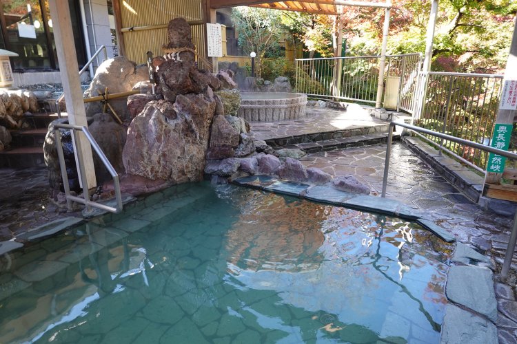 風呂は内湯＋露天風呂が2カ所。すぐ下が渓流という好環境だ。