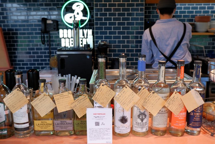 カウンターにはタコスと相性のよいメキシコのスピリッツ（蒸留酒）がずらり。
