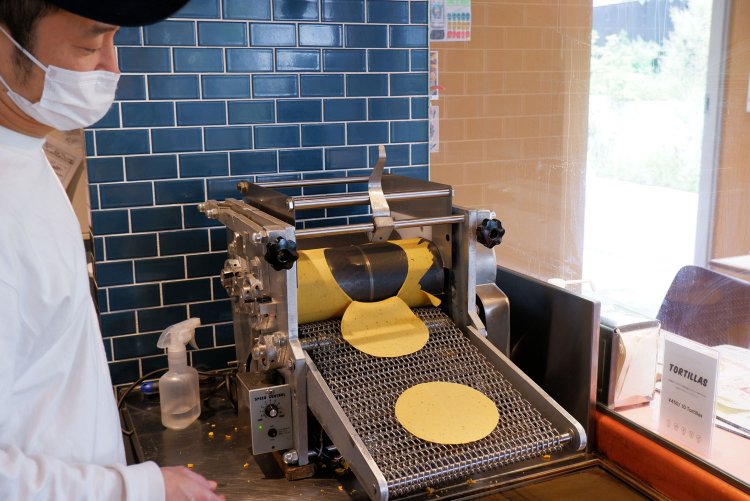 専用のマシンでトルティーヤを型抜き。