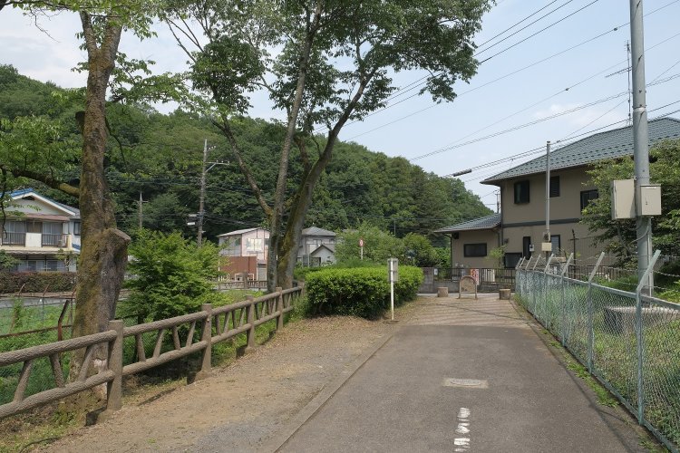 森を出ると左手に池があり、軽便鉄道跡はこの先で左へグッとカーブする。ここはそこそこの戸数がある住宅地だ。