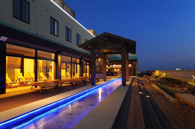 足湯庭園では外の風に当たりながらリフレッシュできる。