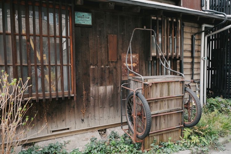 登録有形文化財を示すプレートと、未だ現役のリヤカー。