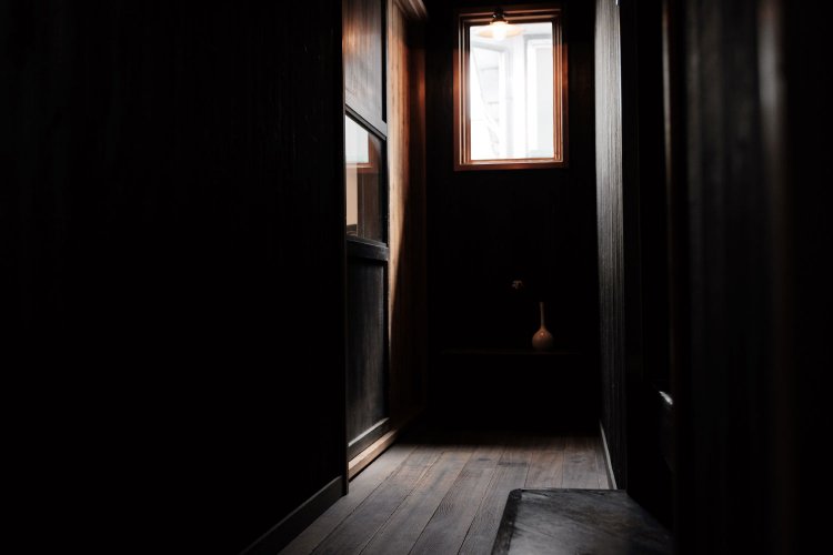 古びているがしっかりした造り。灯りを抑えた廊下に静かなときが流れている。