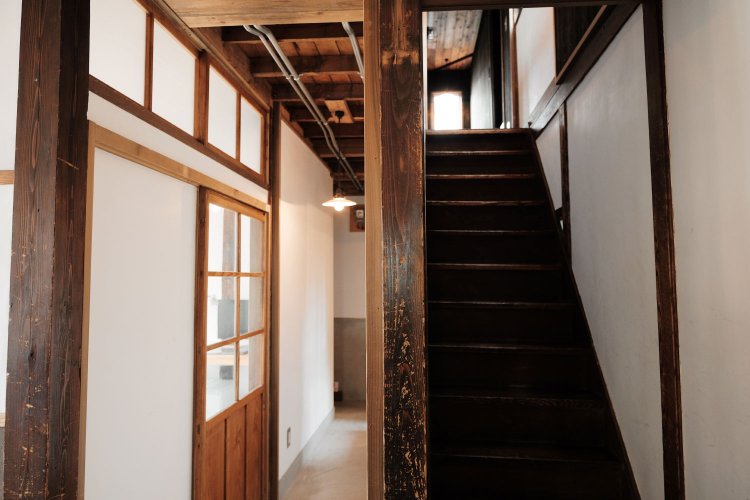 建物の外壁とは対照的に手入れの行き届いた室内。白い壁が印象的。