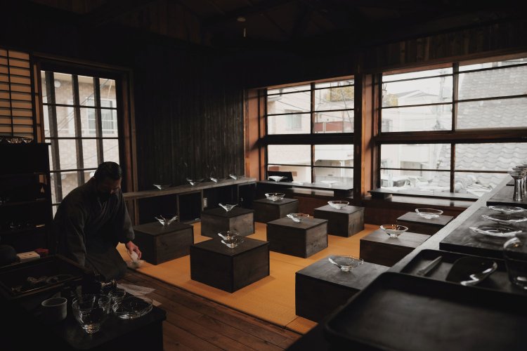 部屋と相まって着物姿が絵になる松室真一郎さん。