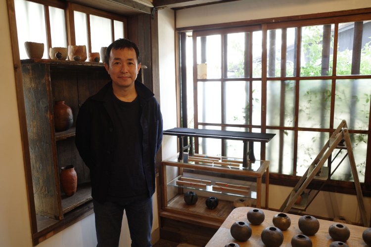 雑誌編集に展示会の準備と日々多忙な菅野康晴さん。