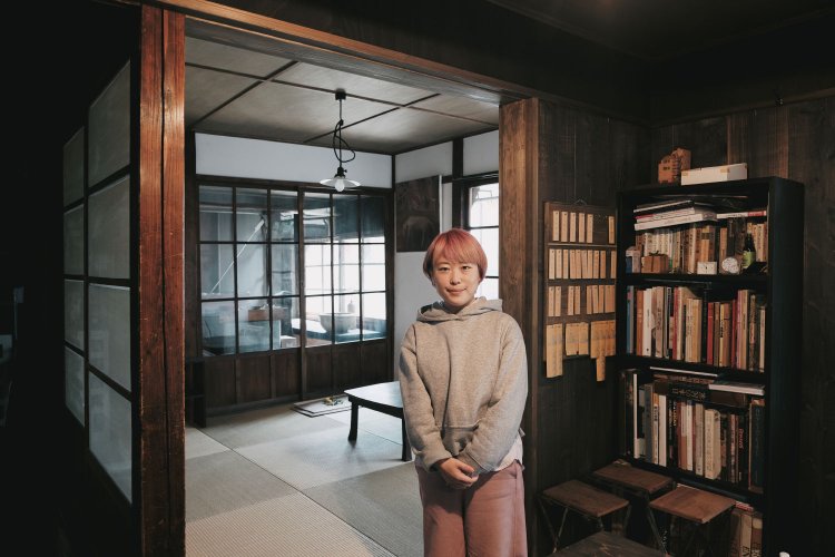 土間なので引き戸で外に通じている。出た先は柿の木荘（後述）。