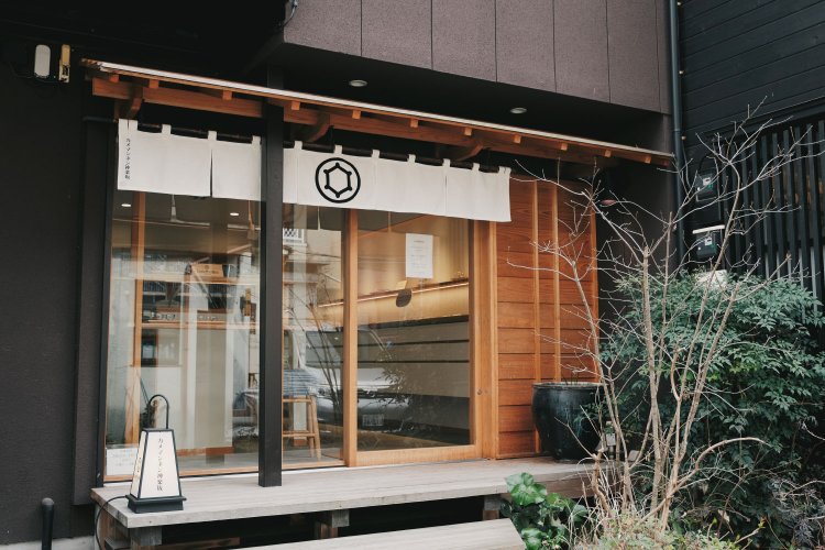 一見メガネ店には見えない和モダンな店構え。