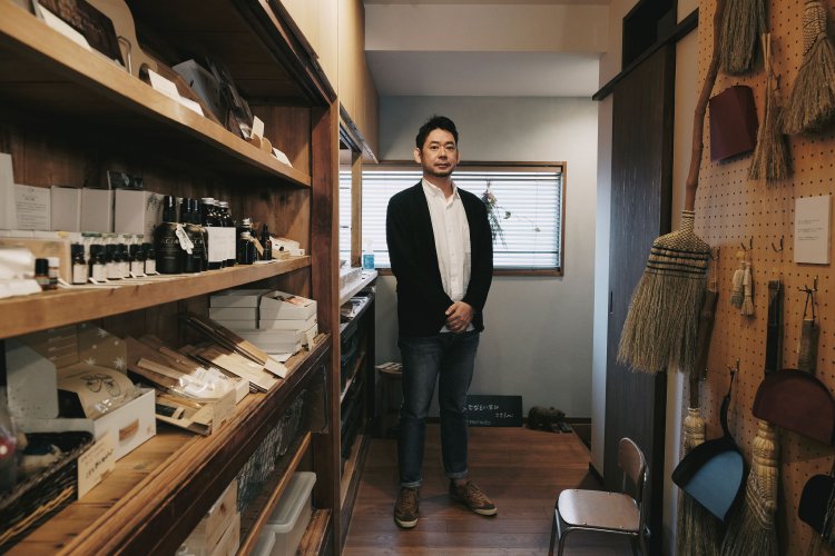 中村真一郎さん。部屋の奥は小ぶりなイベントスペース。