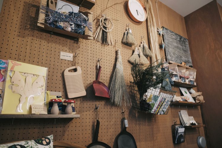 ひと手間かかる生活雑貨が棚に並ぶ。