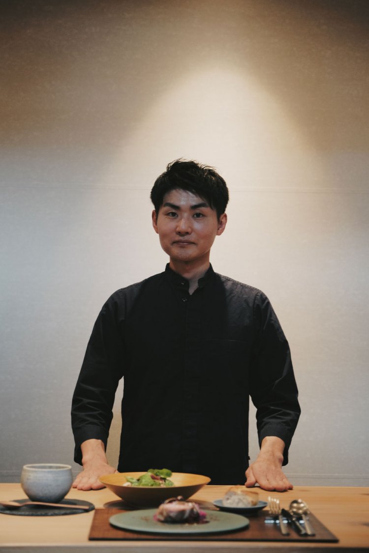 小坂考弘シェフ。料理の〆のお茶も自ら立てる。