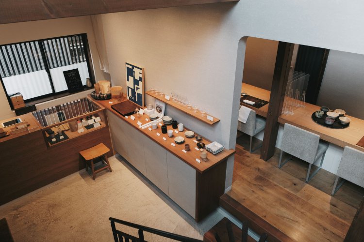 1階のテーブル席と物販コーナー。供される食器は購入可能。