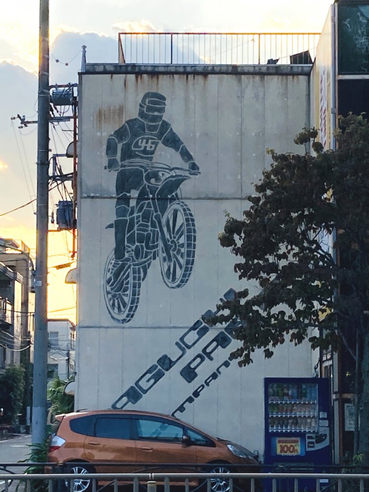 壁面に大きく描かれたオフ車、というかモトクロッサー。