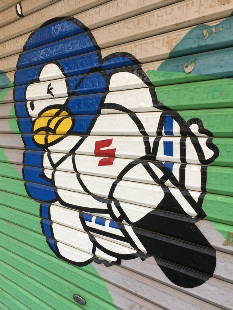 以前シャッター絵のコラムでも触れたペンギン。このペンギンが乗っているということは、おそらくは80年代のバイクだろう。