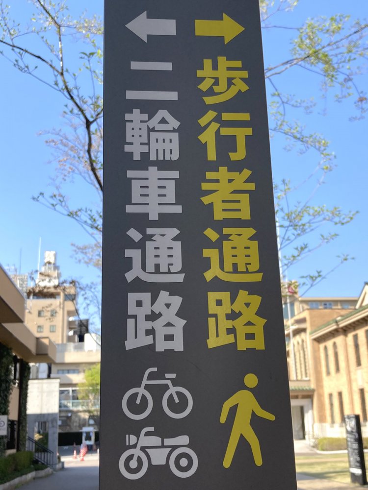 小排気量とは書かれていないが、自転車や人と比較すると小さそう。