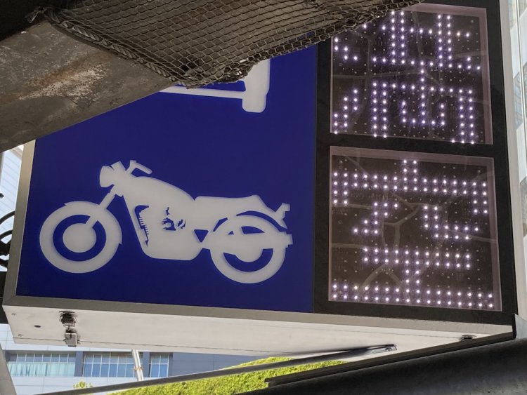 ピクトグラムにしては細かいところまで描かれているバイク。